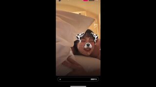 ライブ配信で顔隠しながらガチイキ寝バック